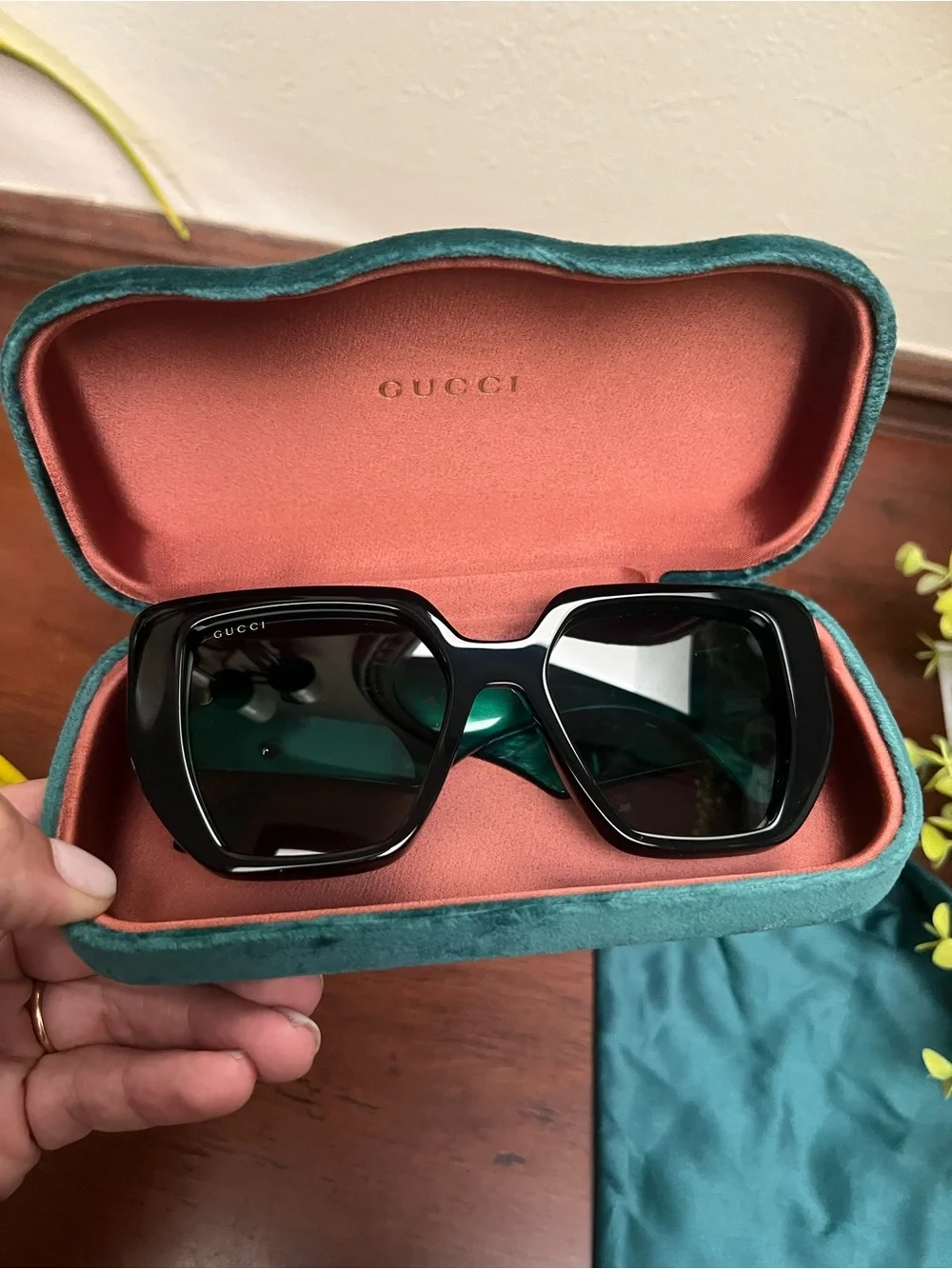 AUTHENTIC Gucci GG0956S Women's Black & Green Square Sunglasses with Gold GG Log